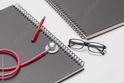 Wallpaper Mural Stetoskop medyczny i okulary na tle czarnych notesów  Torontodigital.ca