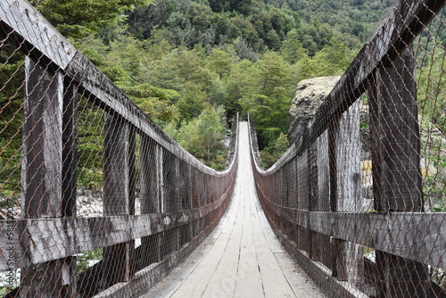Puente colgante de madera vista interna