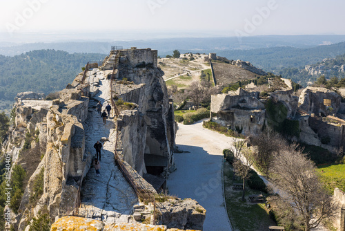 Tour Sarrasine du Château des Baux-de-Provence, dominant le paysage photo