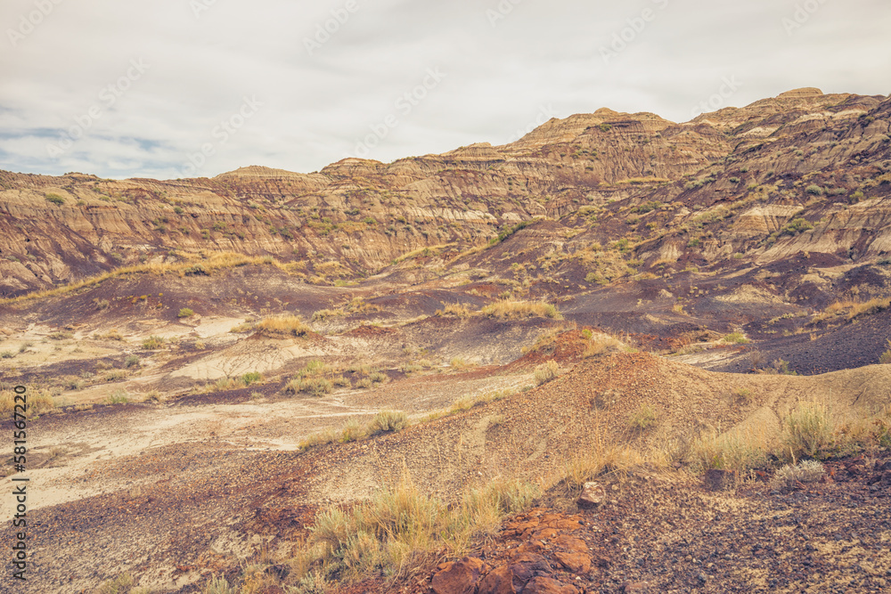 Obraz premium Landscape of the hills of the Badlands with an overcast sky in Drumheller