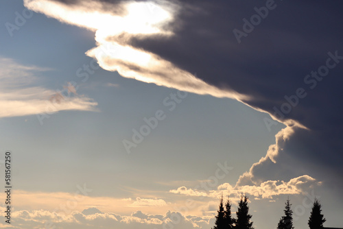 Sonne hinter dunkler Wolke