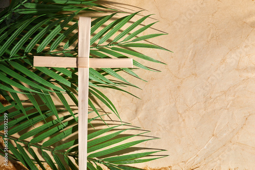 Foto Palm sunday background. Cross and palm on vintage background.