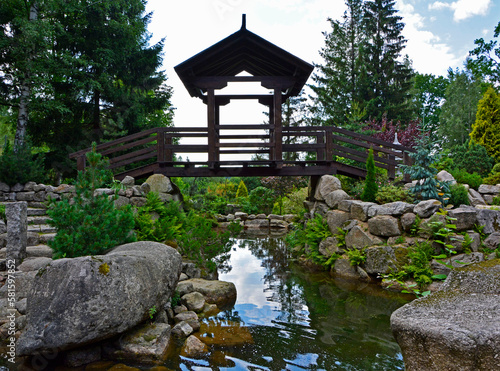 mostek i pagoda nad wodą w japońskim ogrodzie, ogrodowa sadzawka, ogród japoński, japanese garden, Zen garden, garden waterfall japanese garden, Zen garden, karesansui garden, 