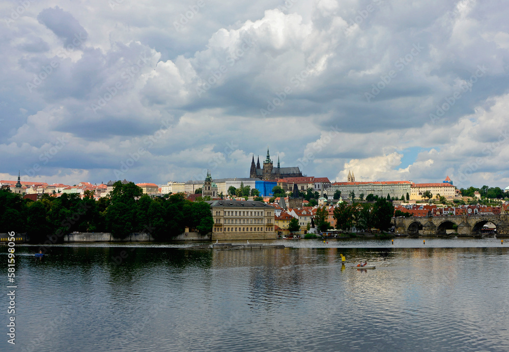 Obraz premium praga latem w słońcu, city ​​landscape, prague on a sunny day, panorama of the city 