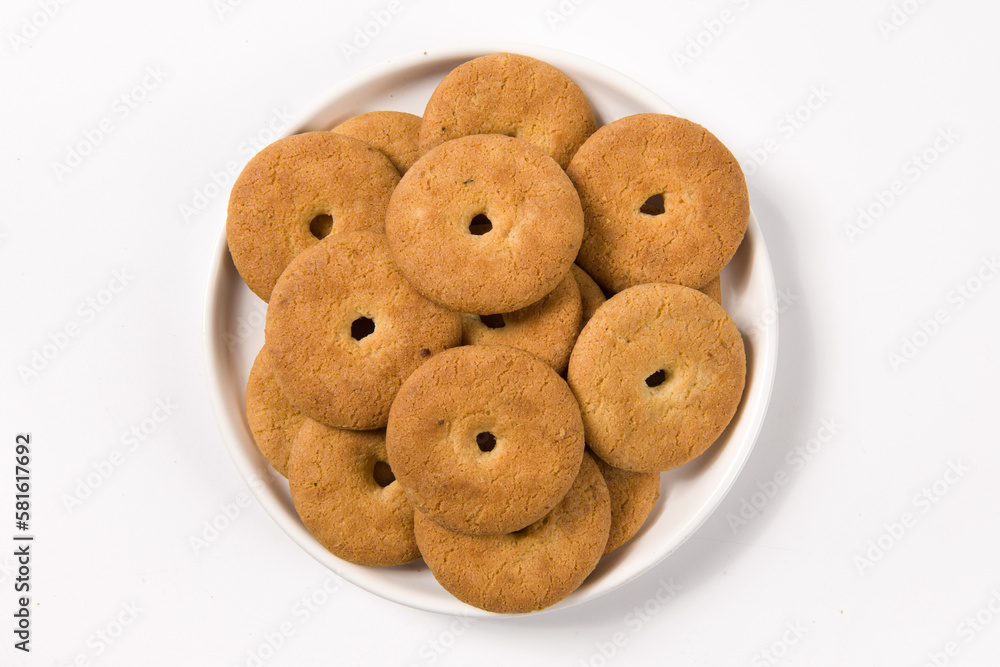 crispy round biscuits. Sweet cookies in plate isolated on white background。 crispy round biscuits. Sweet cookies in plate isolated on white background。