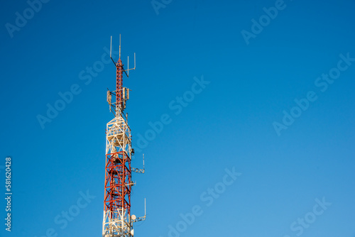 Torres de telecomunicaciones con el azul del cielo de fondo photo