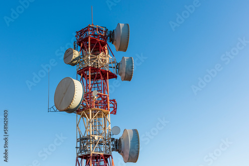 Torres de telecomunicaciones con el azul del cielo de fondo photo
