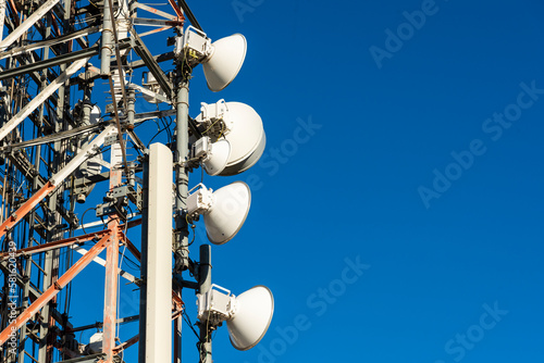 Torres de telecomunicaciones con el azul del cielo de fondo photo