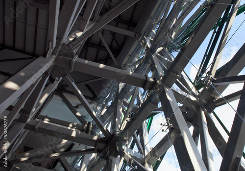 Estructuras de metal entrelazadas junto a ventanales de cristal.