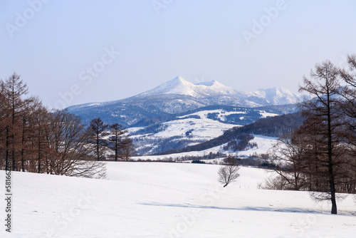 北海道壮瞥町、上久保内から眺めた徳舜瞥山とホロホロ山【3月】