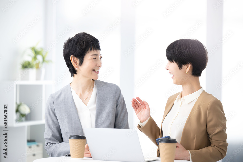 女性同士のビジネスチーム 打ち合わせやミーティングシーン 女性同士のビジネスチーム 打ち合わせやミーティングシーン