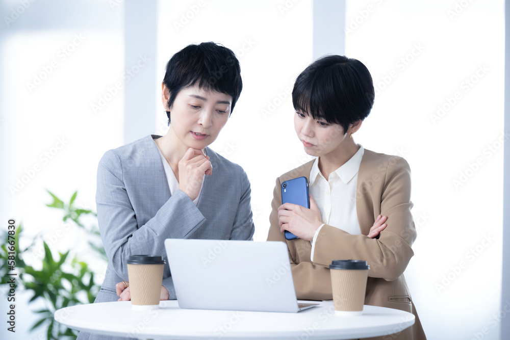 Business situations where women's business teams have trouble thinking about computers. Business situations where women's business teams have trouble thinking about computers.