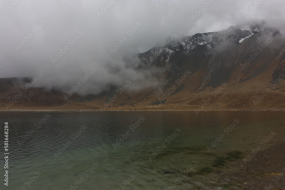 Fototapeta premium Nubes bajan a la Laguna de el Sol en el Volcán Xinantécatl en Toluca México