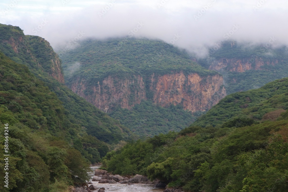 Vista del río Santiago desde el puente de Arcediano en la barranca de Huentitan