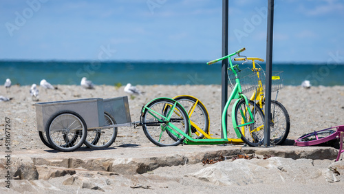 Fotografía Two colorful beach bikes at lake Huron shoreline in Ohio.