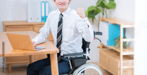 車椅子に座って仕事をするビジネスマン