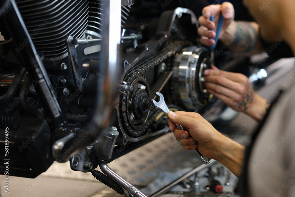 Maintenance of motorcycle engine clutch system by technicians Maintenance of motorcycle engine clutch system by technicians