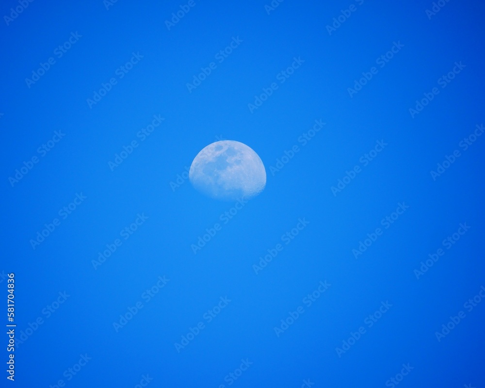 Lune dans le ciel antillais sur Grande-Terre en Guadeloupe Lune dans le ciel antillais sur Grande-Terre en Guadeloupe