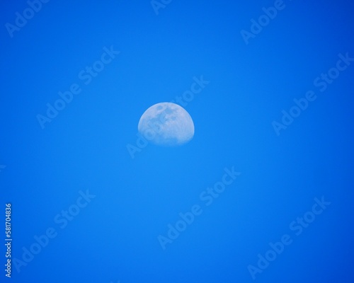 Lune dans le ciel antillais sur Grande-Terre en Guadeloupe