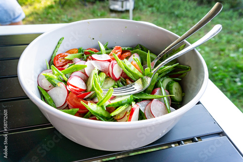 Frühling Sommer Salat frisch und knackig im Wohnmobil zubereitet  photo