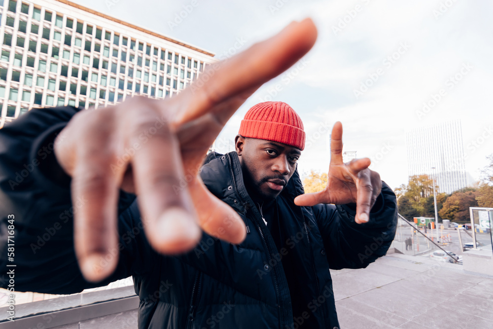 Naklejka premium hip hop hypebeast portrait of an African American man