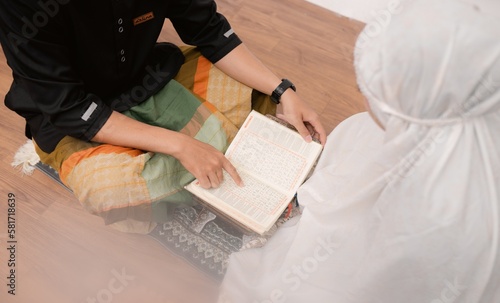 Canvas Print Bogor, Indonesia - feb 2023 :
Muslim men and Muslim women are reciting the Koran