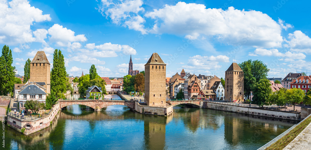 Historische Altstadt mit Straßburger Münster, den drei Türmen der berühmten Pont Couverts auf der Grande Ile von Straßburg im Elsass, Frankreich