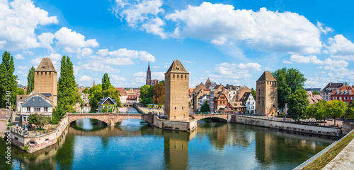 Obraz na płótnie Historische Altstadt mit Straßburger Münster, den drei Türmen der berühmten Pont Couverts auf der Grande Ile von Straßburg im Elsass, Frankreich w salonie