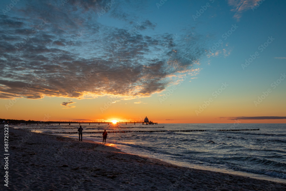 Fototapeta premium Sonnenuntegang am Zingster Strand.