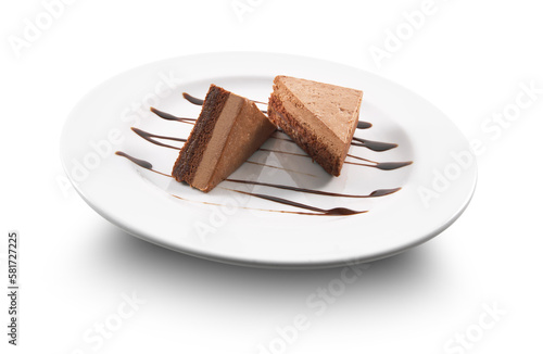 Tarta de tres chocolates en porciones sobre plato. Three chocolate cake in portions on a plate.