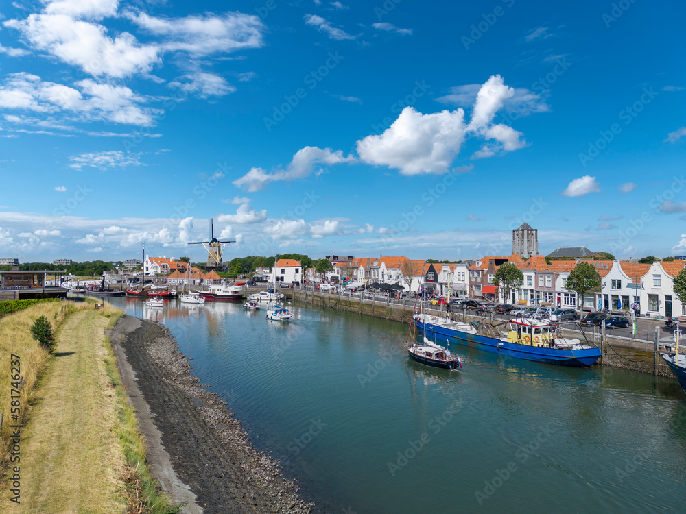 Luftaufnahme mit Stadtbild am Nieuwe Haven in Zierikzee. Provinz Zeeland in den Niederlanden