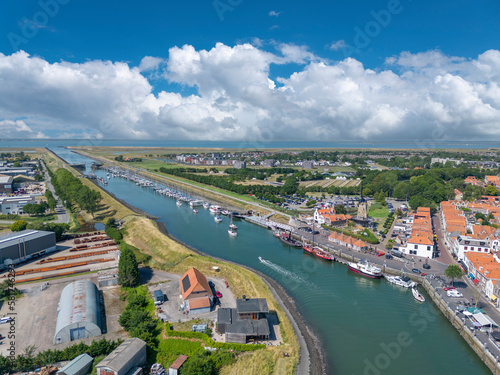 Luftaufnahme mit Blick über den Hafenkanal zur Nordseeküste. Zierikzee in der Provinz Zeeland in den Niederlanden
