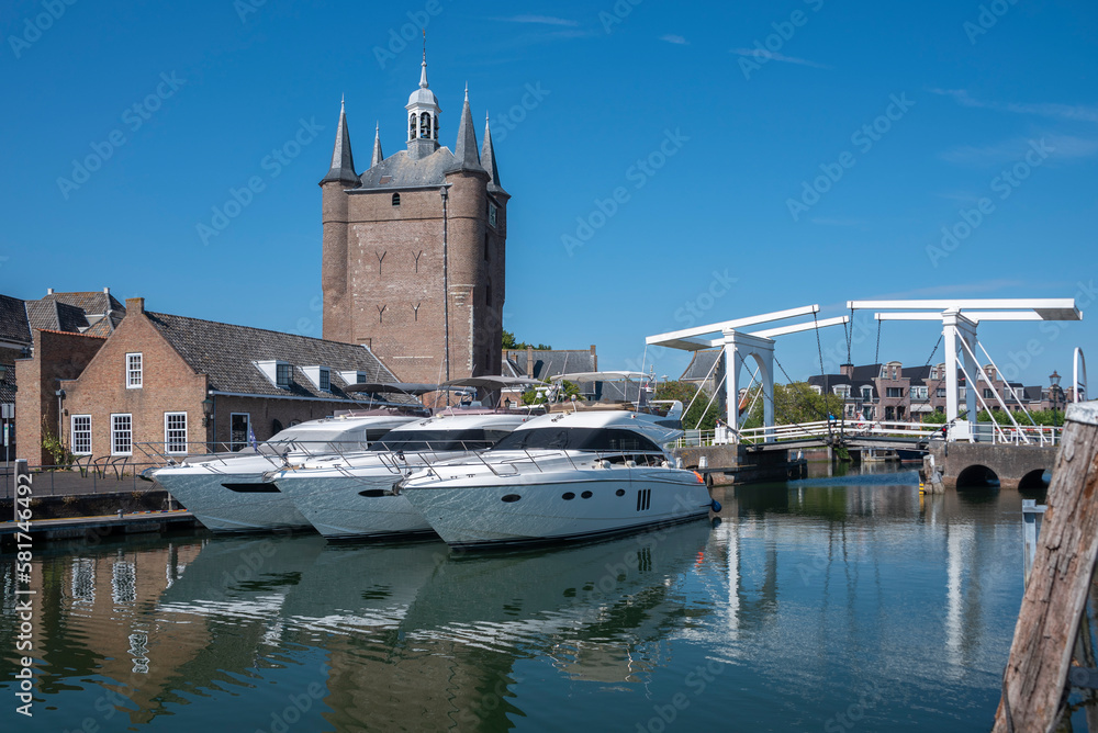 Ensemble mit Zuidhavenpoort in Zierikzee. Provinz Zeeland in den Niederlanden Ensemble mit Zuidhavenpoort in Zierikzee. Provinz Zeeland in den Niederlanden