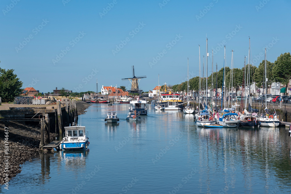 Yachten am Kai Nieuwe Haven in Zierikzee. Provinz Zeeland in den Niederlanden