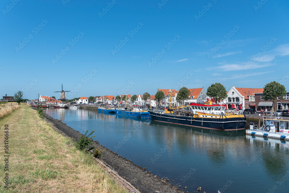 Trawler am Kai Nieuwe Haven in Zierikzee. Provinz Zeeland in den Niederlanden
