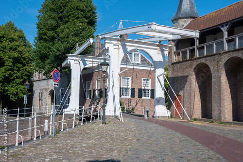 Historische Grachtenbrücke beim Zuidhavenpoort und Noordhavenpoort in Zierikzee. Provinz Zeeland in den Niederlanden photo