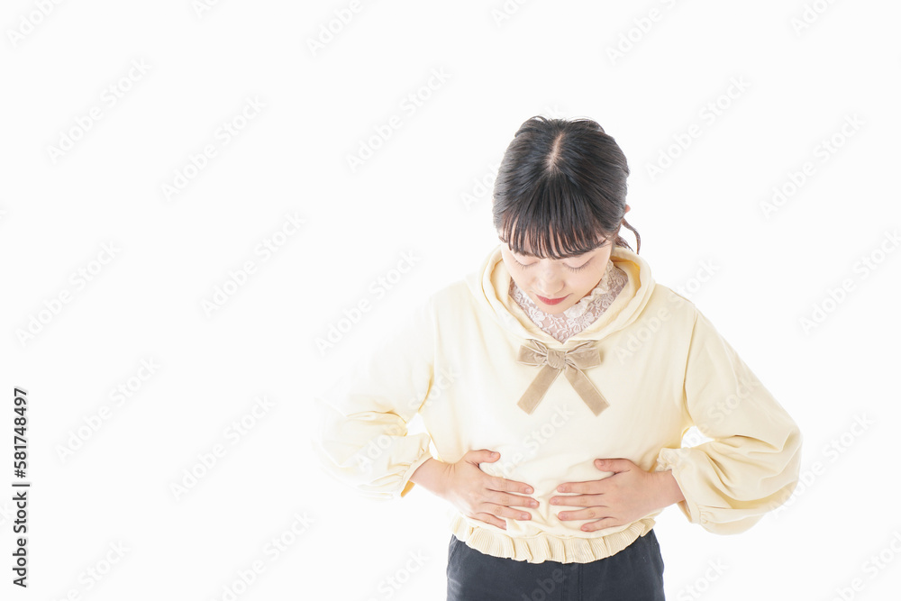 腹痛に苦しむ若い女性