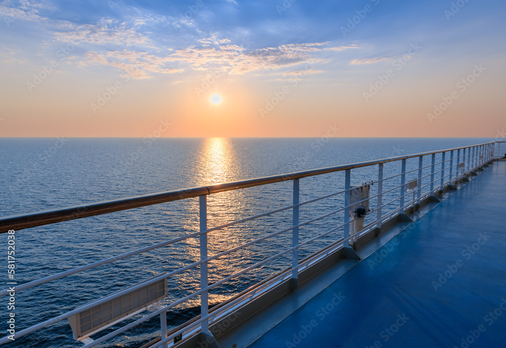 Obraz premium Sea horizon at sunset from deck of cruise ship.