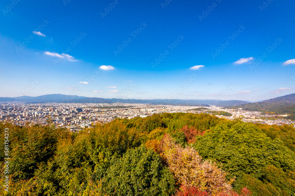 秋の京都・将軍塚青龍殿から見た、京都市街地の風景と快晴の青空