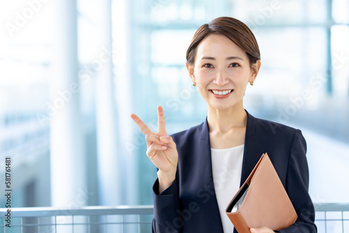 ビジネス・女性・ピースサイン Free Download ビジネス・女性・ピースサイン - GFXLoad