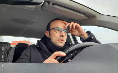 Uomo alla guida della propria automobile 