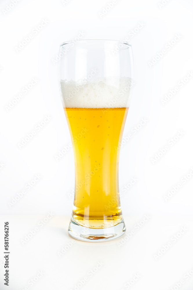 imagen de una cerveza con espuma servida en un vaso grande 