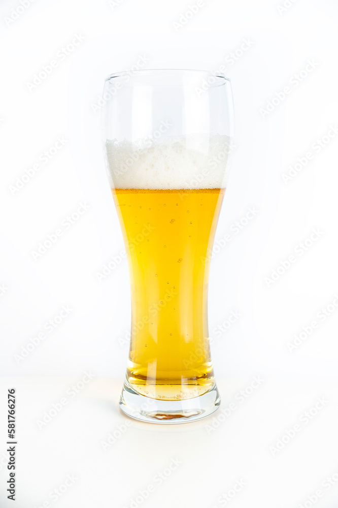 imagen de una cerveza con espuma servida en un vaso grande imagen de una cerveza con espuma servida en un vaso grande