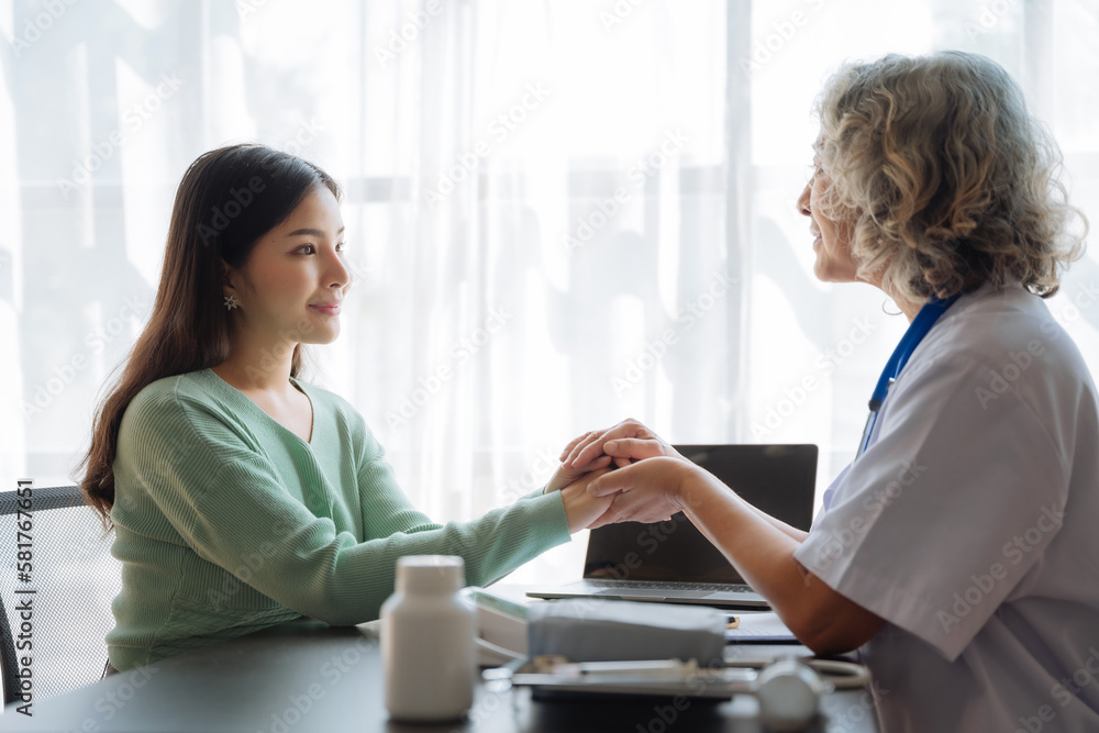 Obraz premium Female doctors shake hands with patients encouraging each other To offer love, concern, and encouragement while checking the patient's health. concept of medicine.