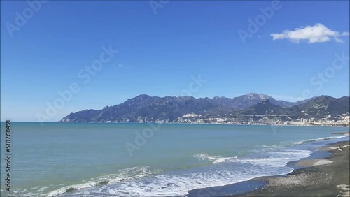 TIME LAPSE : VEDUTA DELLA SPIAGGIA DI SALERNO,ITALIA,12 MARZO 2023.