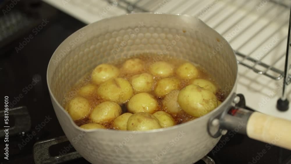 新じゃがいもの煮っころがしを作る様子 新じゃがいもの煮っころがしを作る様子