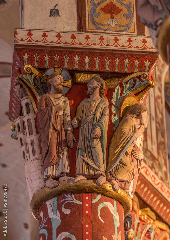 Chapiteau roman peint dans l'abbatiale Saint-Austremoine d'Issoire, Auvergne, France