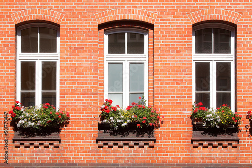 Fenster mit Blumenk  sten an einer r  tlichen Hausmauer aus Backstein  Wunstorf  Niedersachsen  Deutschland