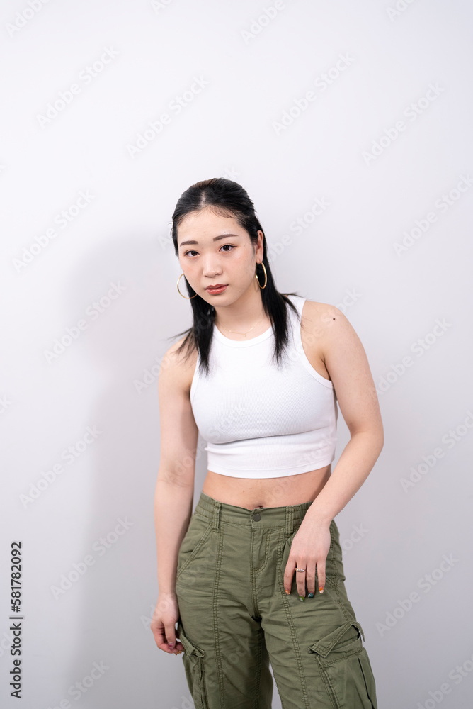 白いタンクトップの女性