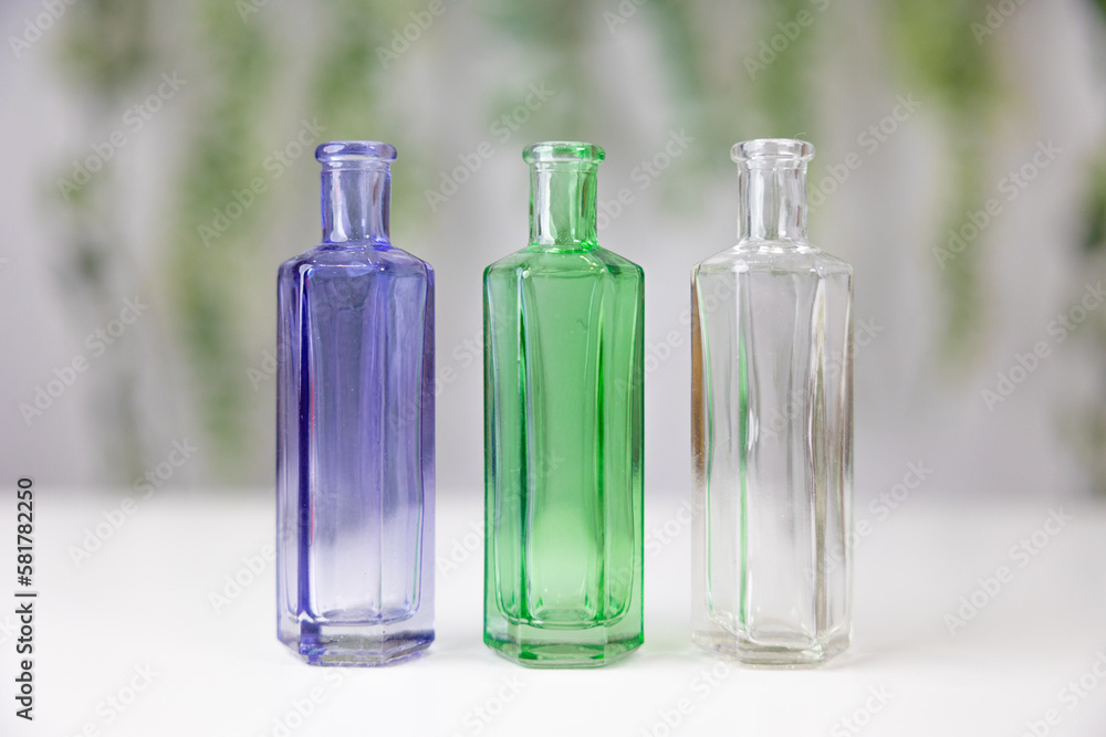 3色のガラス瓶【背景グリーン】